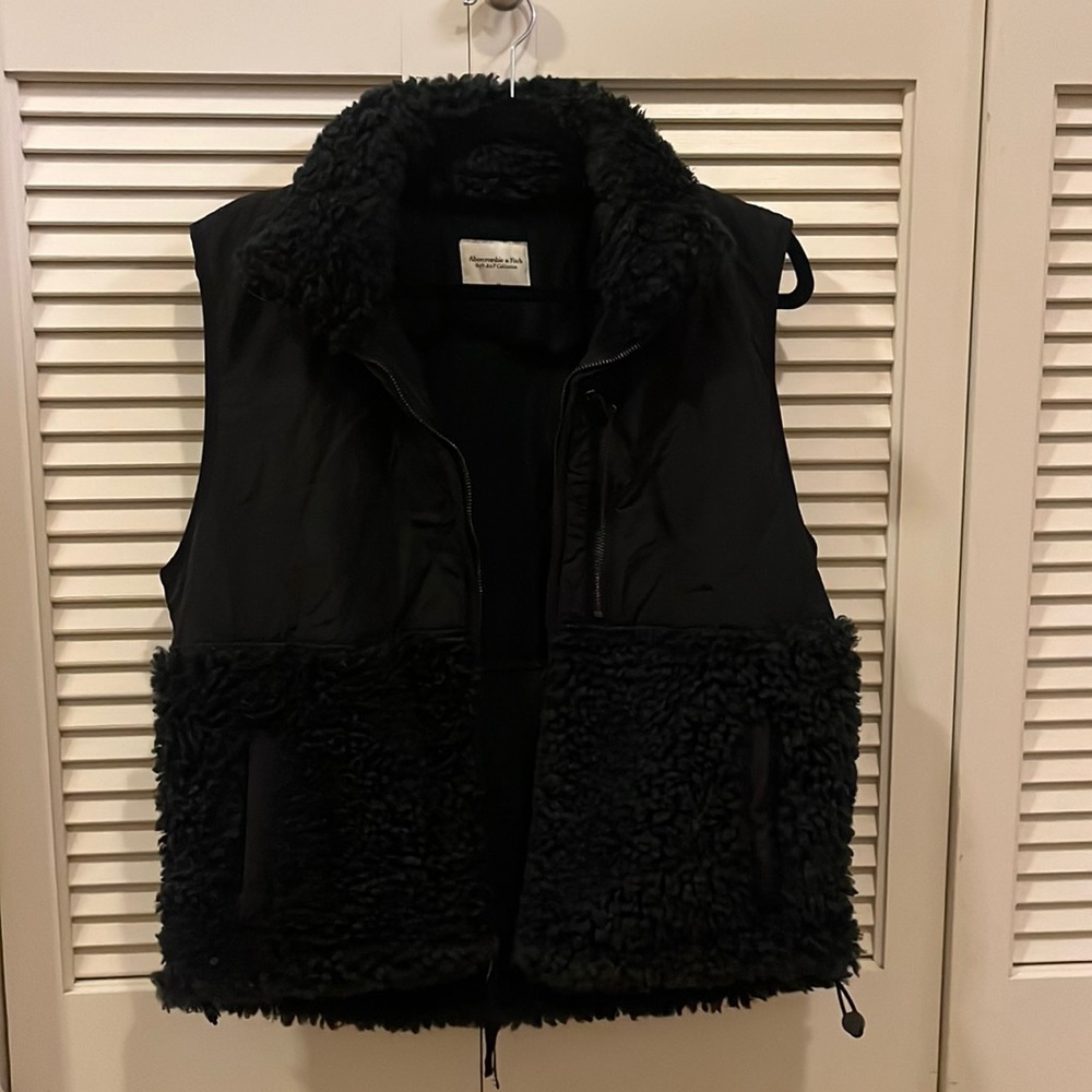 Abercrombie & Fitch sherpa and quilted puffer vest